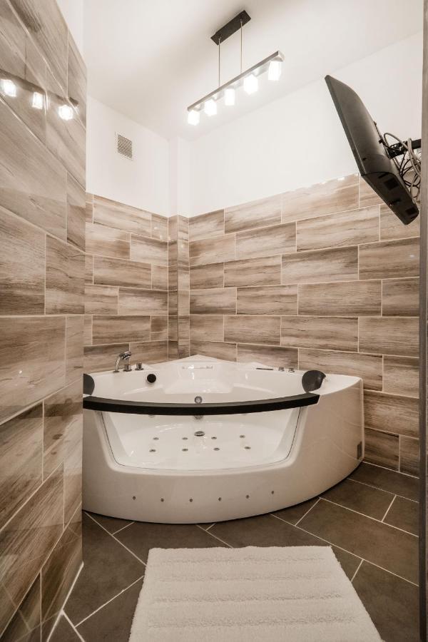 Apartamento Jacuzzi And Privacy With 2 Balconies And Free Garage Budapest Exterior foto